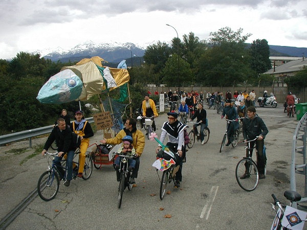 La Véloparade arrive à la Plage de Grenoble