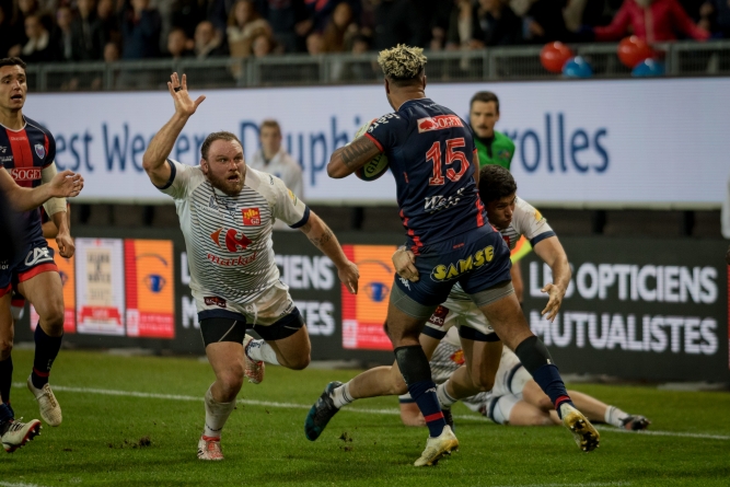 Le FC Grenoble s’impose dans la douleur et sous la neige contre Angoulême