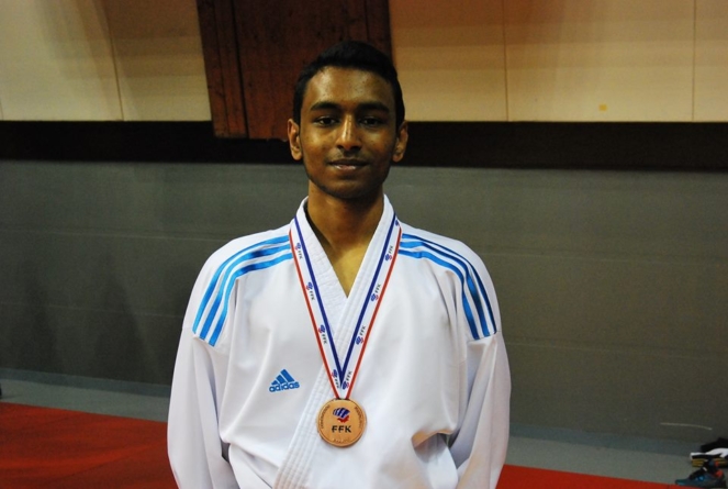 Anjanan Balendrakumar remporte le bronze au championnat de France de karaté