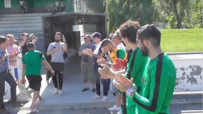 Les joueurs de l’AC Seyssinet ont rendu hommage à Grégory Bardaro