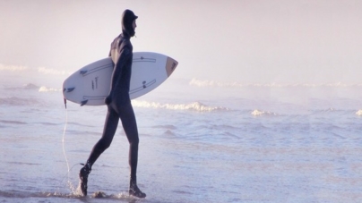 Comment bien choisir sa combinaison de surf