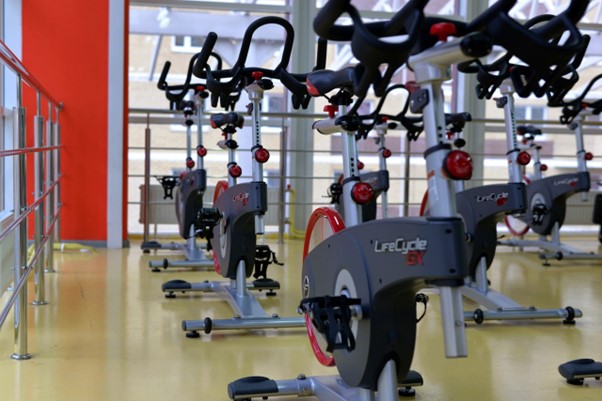 Révolutionnez votre routine sportive avec l’indoor cycling