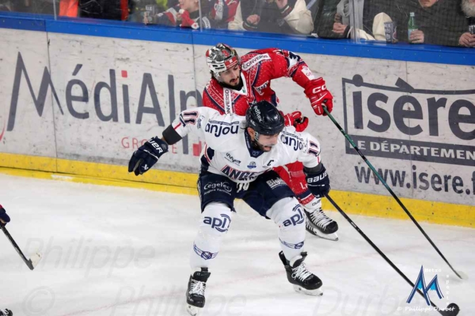 Rattrapés par leurs vieux démons, les Brûleurs de Loups laissent Angers revenir dans la série