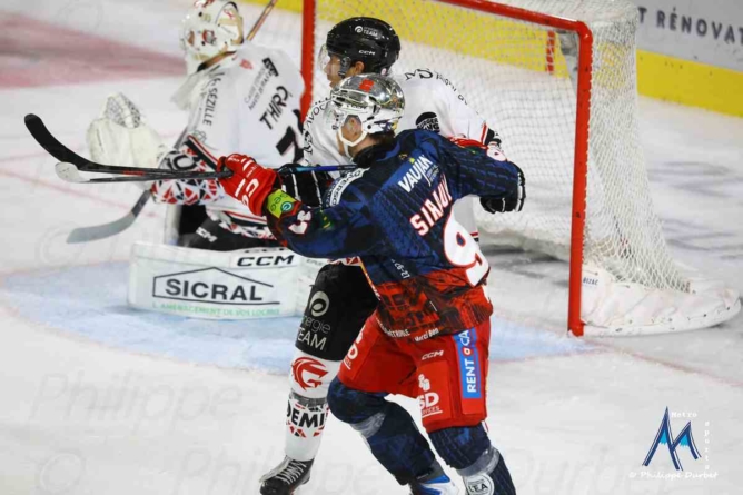 Ligue Magnus. Les Brûleurs de Loups s&rsquo;imposent difficilement à Anglet